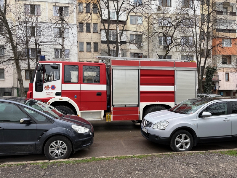 От последните минути! Пожар вдигна под тревога огнеборците във Враца, напрежение пред жилищен блок /снимки/