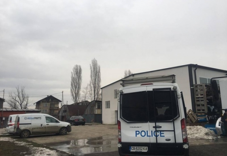 Служители на отдел Икономическа полиция към ГДНП и данъчни са