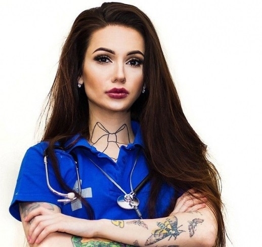 Сексапилна фелдшерка скандализира социалните мрежи със свои провокативни снимки и