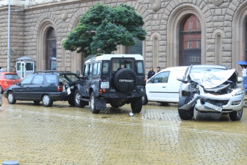 Пътен инцидент е станал на жълтите павета пред Президенството съобщи
