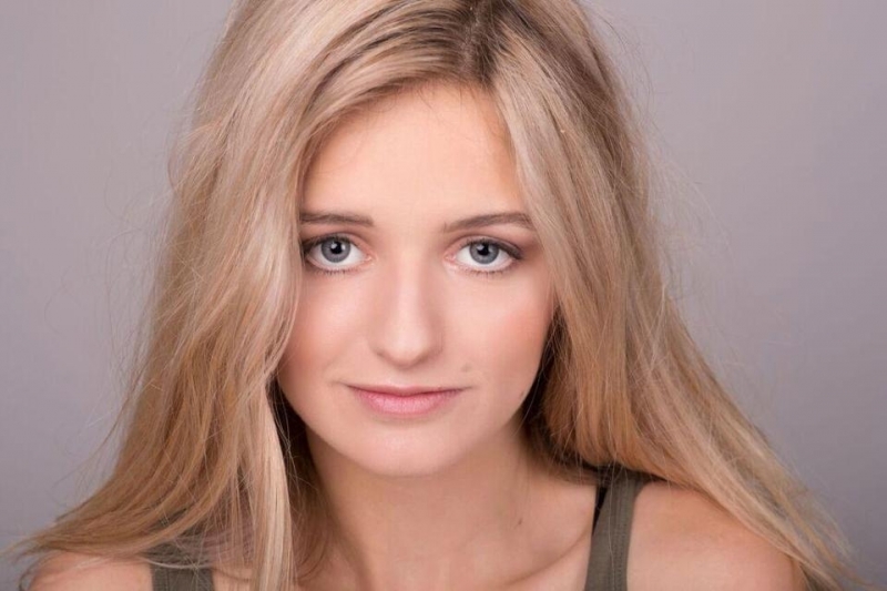 18 годишната Никол псевдоним начинаещ модел от Италия пусна на търг