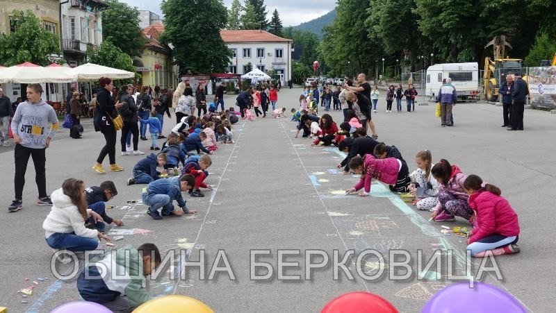 Детски рисунки украсиха центъра на Берковица на 1 юни съобщиха