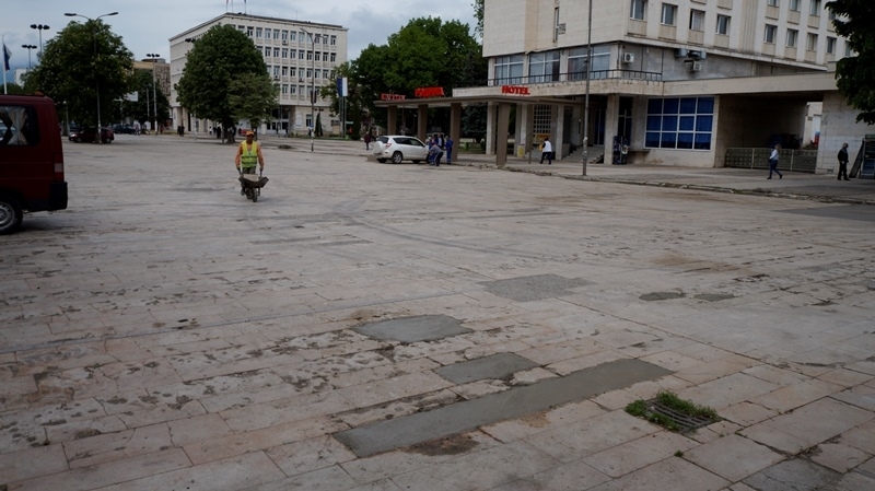 Частичен ремонт на паркинга между жп гара Мездра и централния