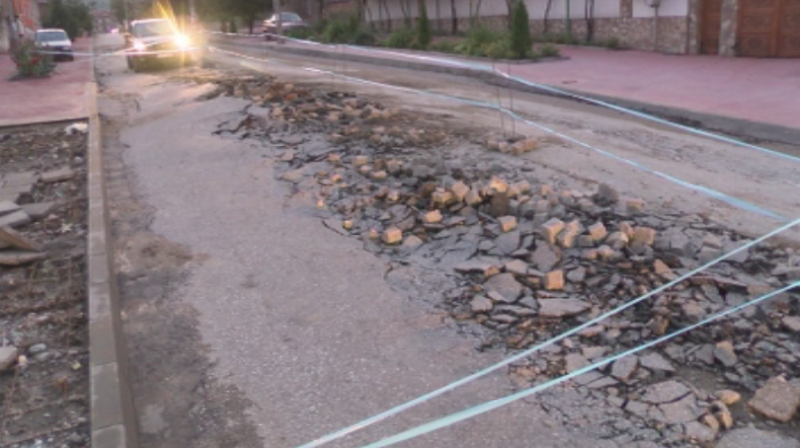 Бурята и силният дъжд вчера следобед подкопаха основите на асфалта