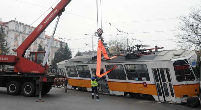 Трамвай, движещ се по линия 22, е дерайлирал на кръстовището