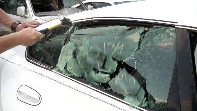 Свръх нагъл крадец разбил вчера през деня два леки автомобила във Враца без изобщо
