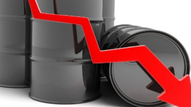 Петролните фючърси продължават да се понижават драматично за трета поредна