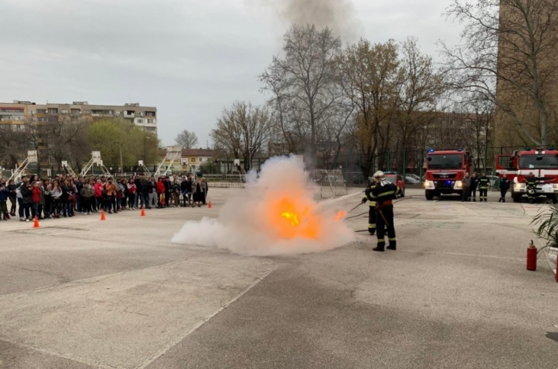 С учебна евакуация и демонстрация на пожарна и спасителна техника