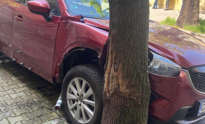Куриозен случай: Шофьор намери колата си блъсната в дърво в София