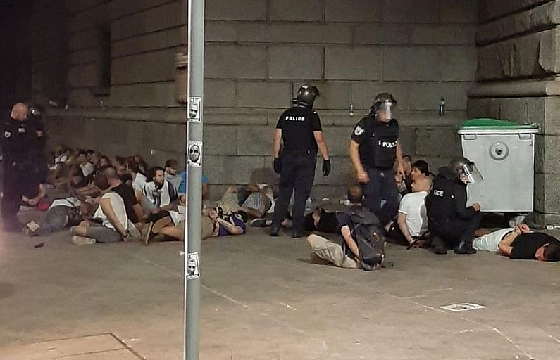 Десетки са арестувани и пребити снощи и през нощта на