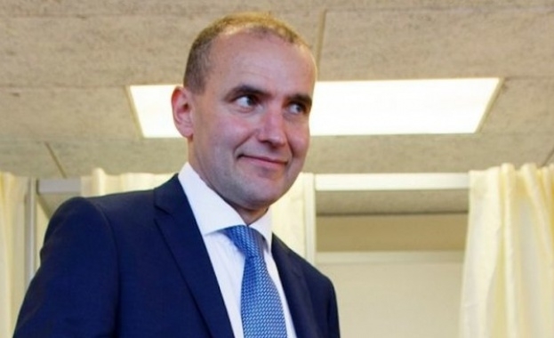 Президент е със счупен нос, след като паднал във вана