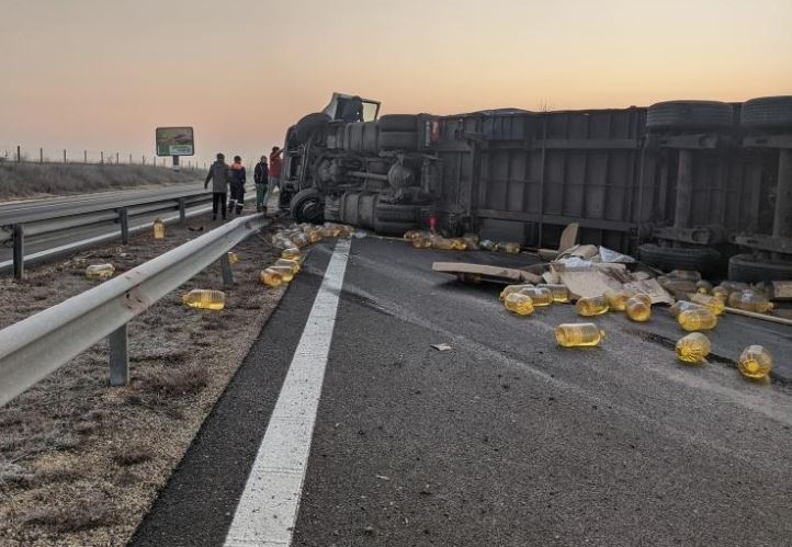 ТИР транспортиращ олио се обърна на магистрала Хемус край Шумен