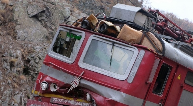 Късно снощи влакът от Варна за София се е ударил