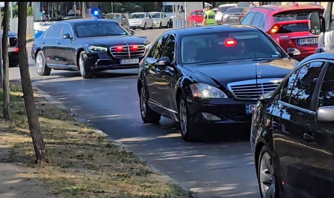 Скандалът между Радев и хората на Пеевски за НСО и кортежите се разрасна