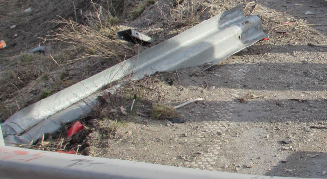 ТИР се завъртя и се удари в мантинелата на международния път