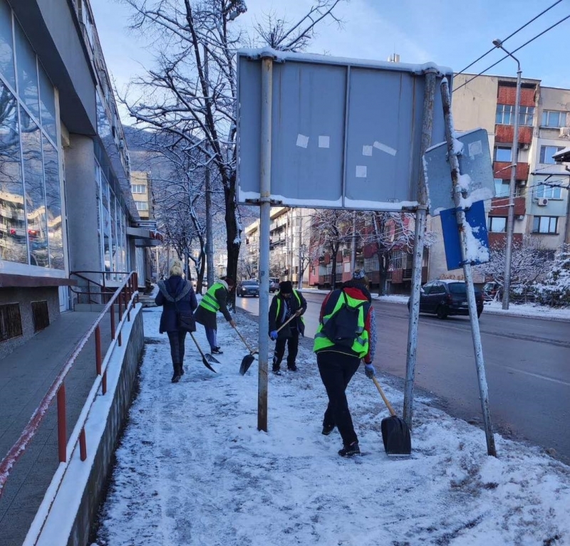 Служители на БКС почистват и осоляват тротоари във Враца /снимки/