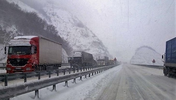 Тази сутрин на прохода Превала вече се образува снежна покривка Обстановката