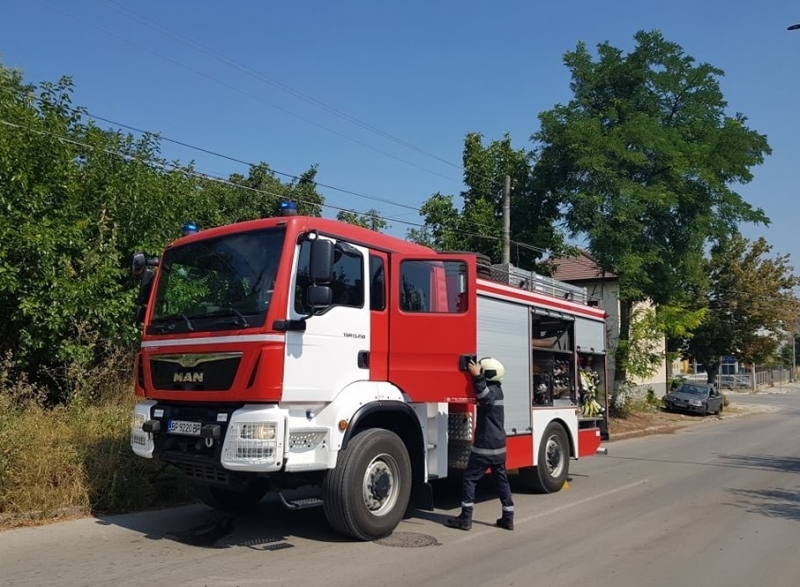 Два автомобила са горели тази нощ пред частен дом на