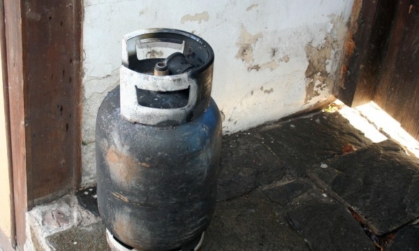 Газова бутилка избухна в пламъци в Лом съобщиха от МВР