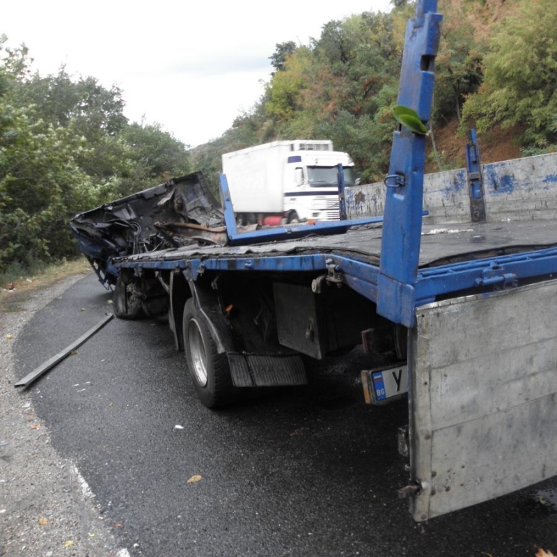 Пътен инцидент между ТИР фадрома и камион е станал на