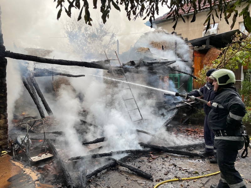 Пожар избухна в имота на баба от Бойчиновци, съобщиха от