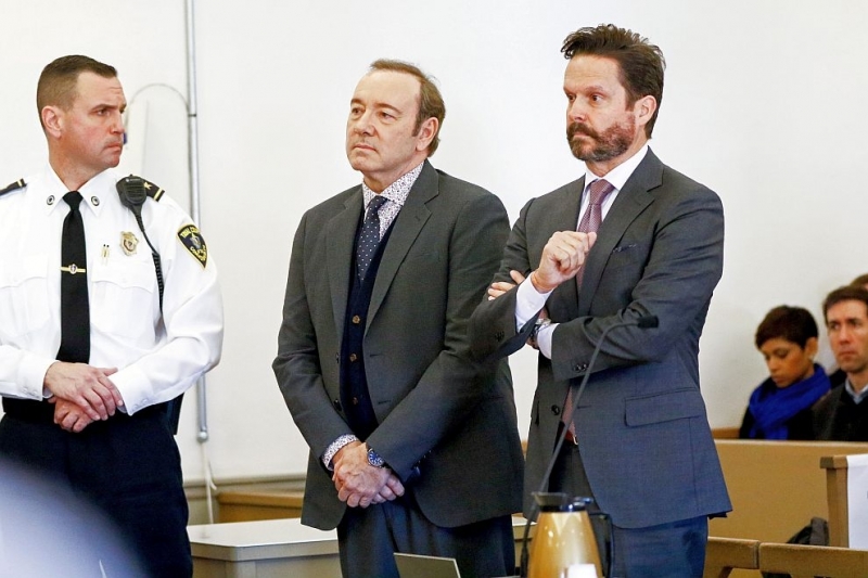 Актьорът Кевин Спейси пледира невинен по обвинението в сексуално издевателство