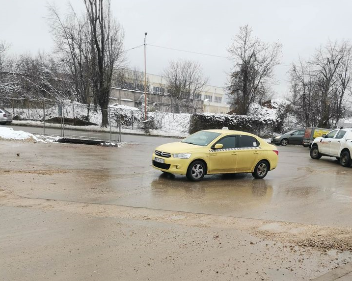 Таксиметров шофьор заряза колата си по средата на улица във