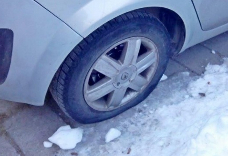Двама непълнолетни са срязали гумите на 16 леки автомобила в