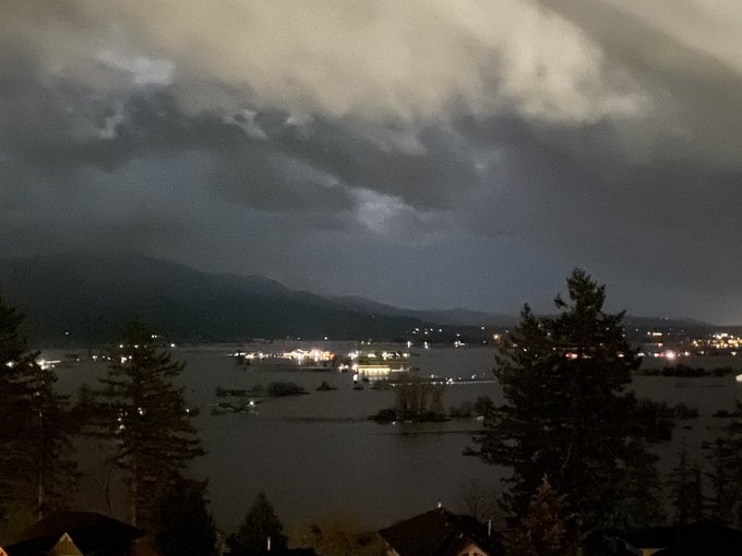 Хиляди евакуирани домакинства без ток стотици блокирани по пътищата и