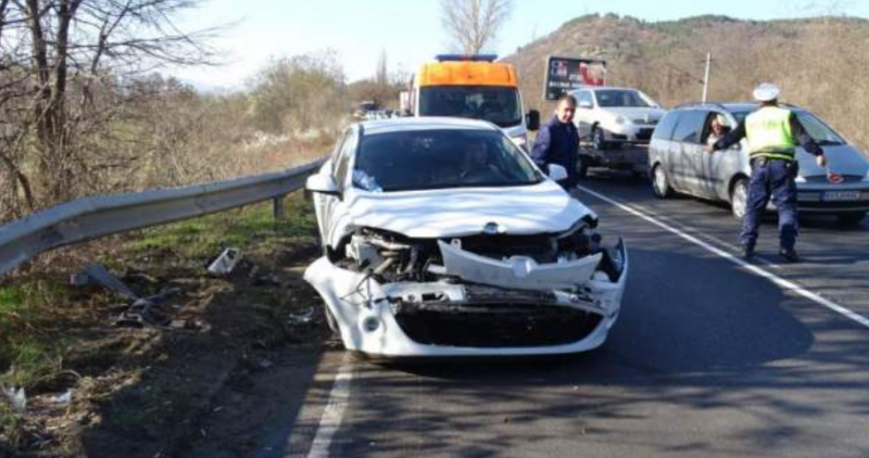 5-годишно дете е в болница, след като пиян шофьор блъсна микробус в Разград