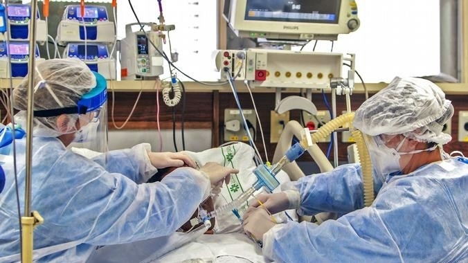 25 годишен американец заразен с COVID 19 е бил на прага на