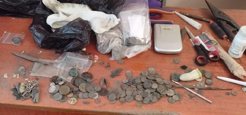 Трима мъже са задържани по време на сделка с предмети