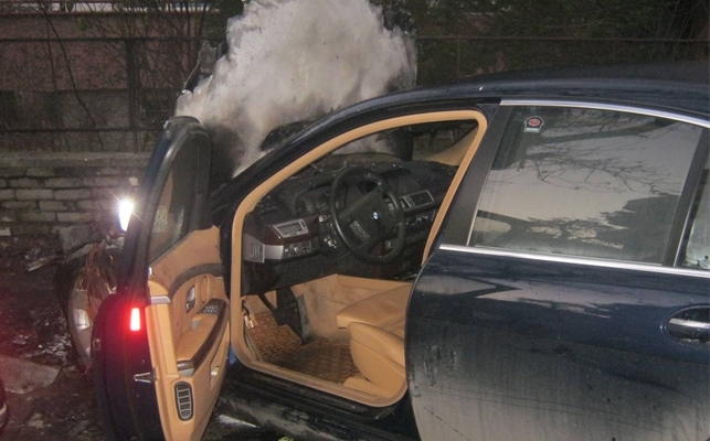 Пожарникари тази нощ гасиха подпален автомобил в Оряхово съобщиха от