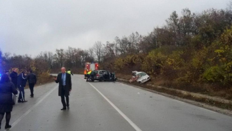 Трима души са загинали при тежка катастрофа на пътя Шумен