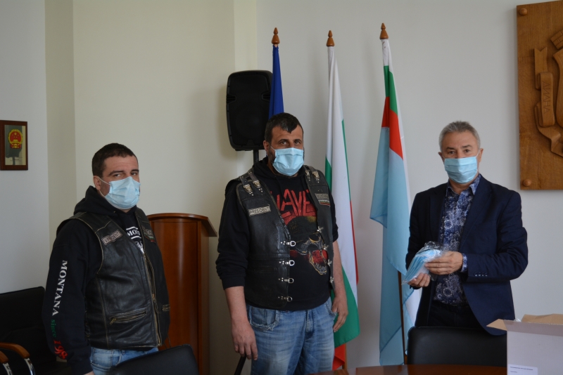 Дарение от 350 маски за община Монтана направиха членовете на