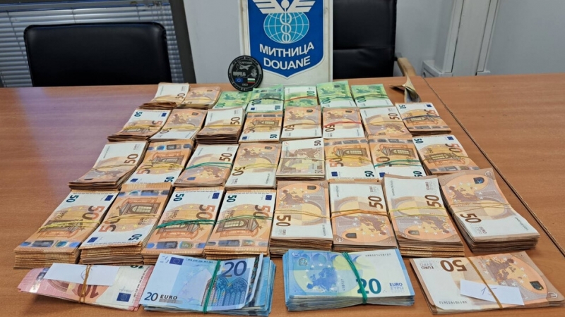 Митнически служители откриха във вторник недекларирана валута с левова равностойност