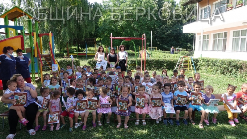 Изнесоха театрална постановка пред малчугани от две детски градини в