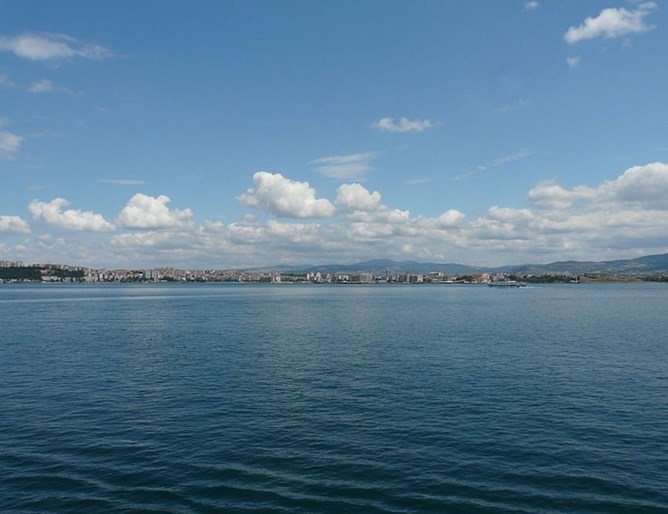 Проливът Дарданели днес бе затворен за движение заради гъста мъгла