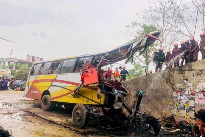 Автобус падна в урва в Бангладеш, най-малко 19 души са загинали
