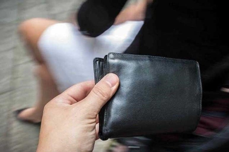 Двама откраднаха платнена чанта с пари и документи съобщиха от