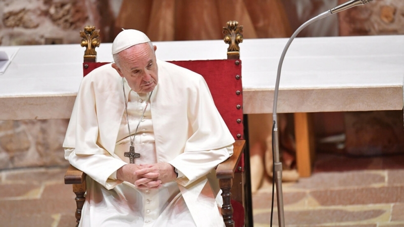 Главата на Римокатолическата църква папа Франциск подари на римските бездомници