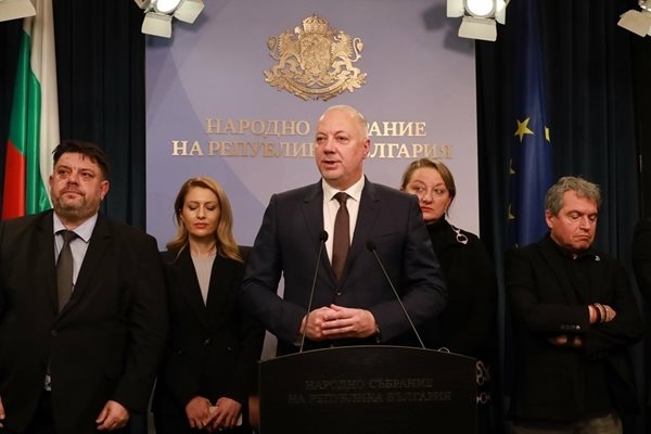 Парламентът прие с пълно мнозинство оставката на кабинета Желязков При