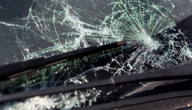 Полицаи от Монтанско издирват бандит потрошил кола съобщиха от МВР Престъплението
