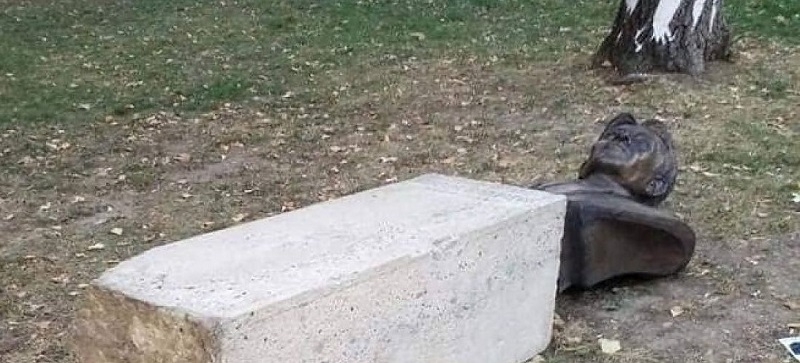 Униформени разследват посегателство върху войнишки паметник в село Драганица съобщиха