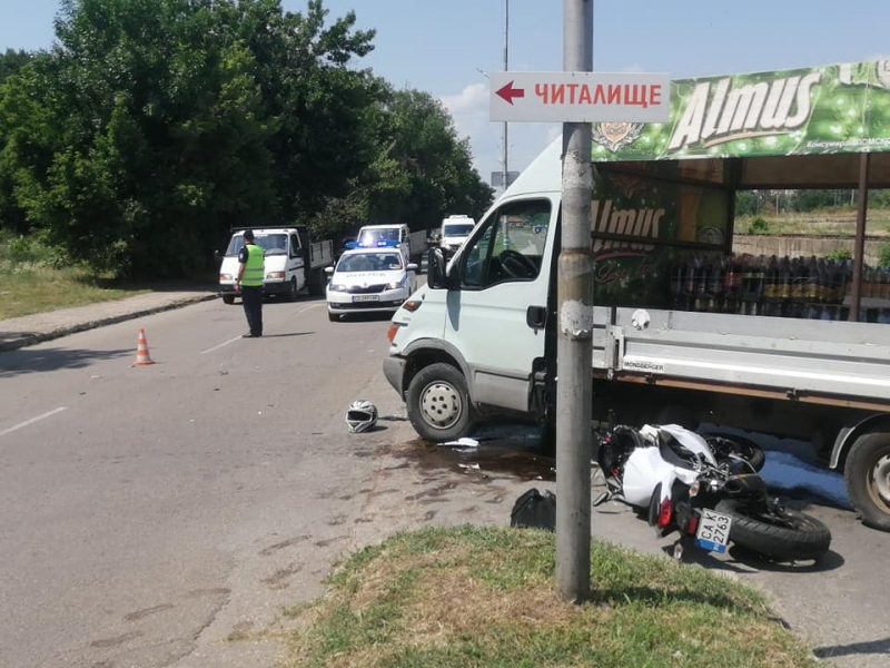 Тежка катастрофа с мотор и фирмен камион е станала в