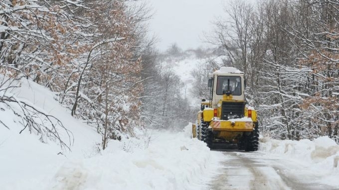 Снегът започна да създава проблеми в по пътищата във Видинско