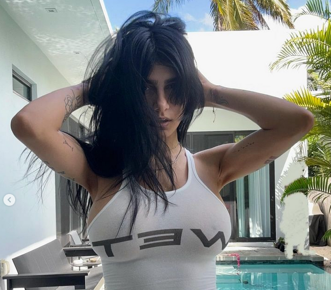 Бившата актриса Мия Халифа се хвана да прави коктейли Сигурни сме