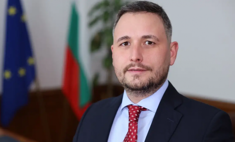 Мега скандал! Биха любовника на депутата на ДПС от Враца Валентин Тончев, хванал младеж за чатала и му подал 200 евро