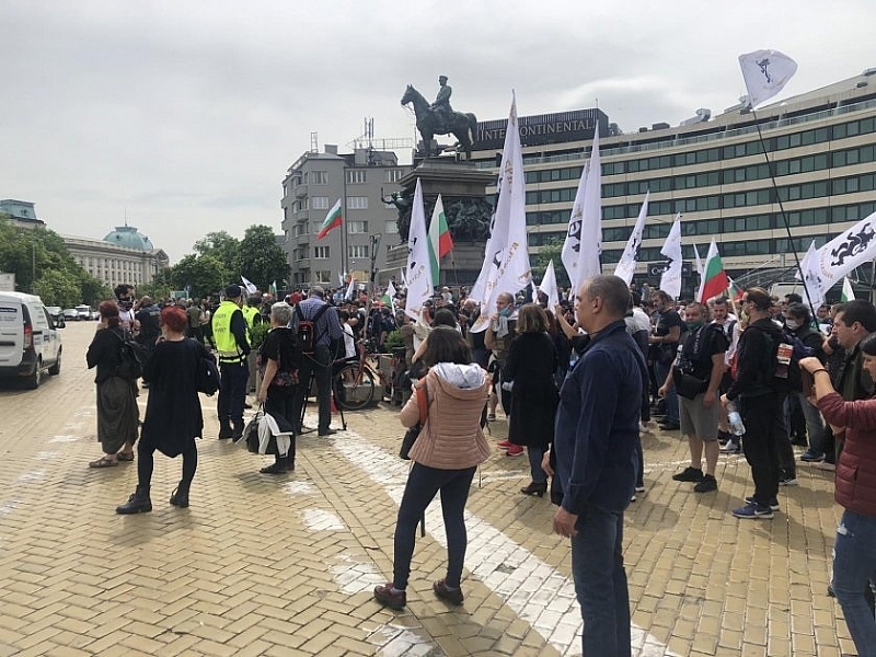 Огромен протест пред Народното събрание има в момента. Митингът е