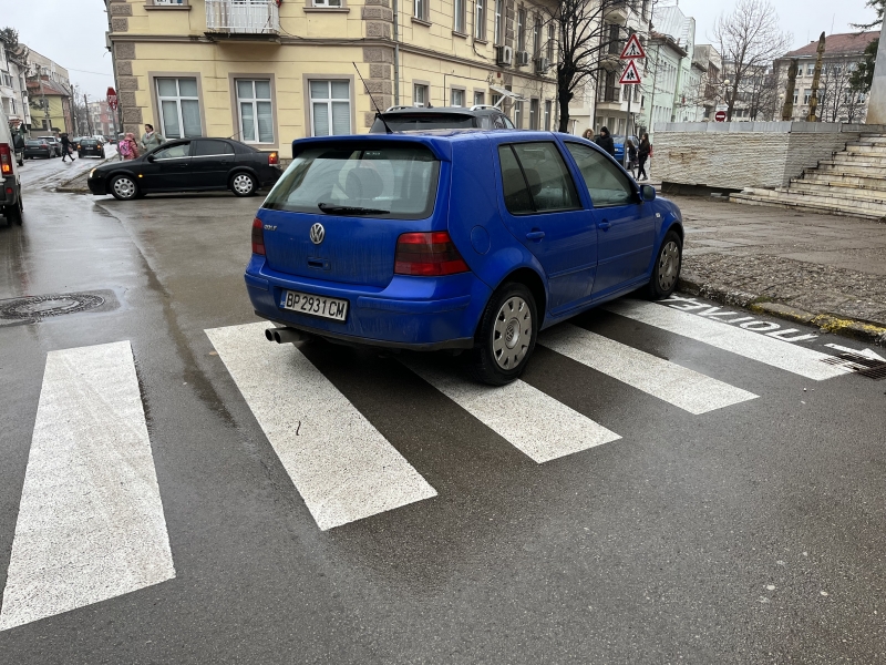 Тарикат спря на пешеходна пътека в центъра на Враца научи